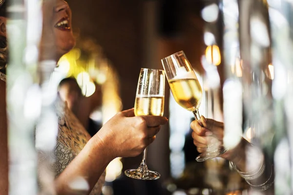 Mulheres comemorando e bebendo champanhe — Fotografia de Stock