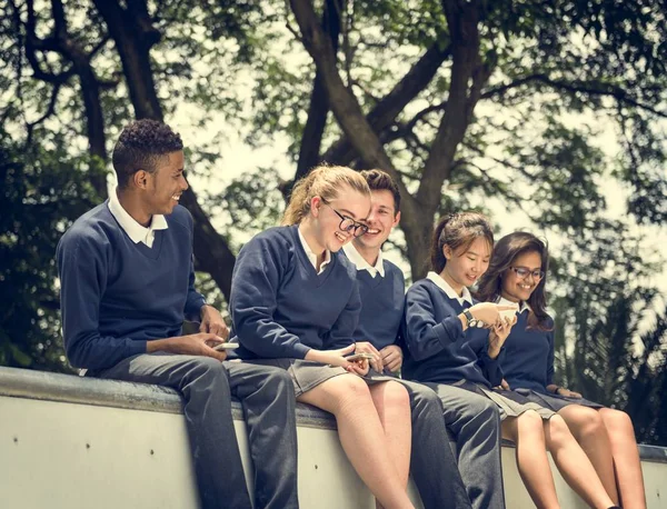 Çeşitli Öğrenciler üniversite üniformalı