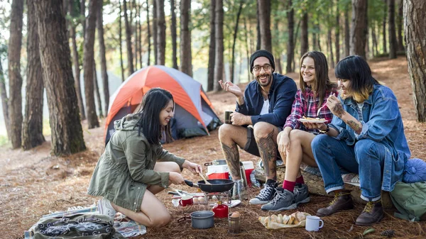 Jóvenes amigos viajeros en el bosque — Foto de Stock