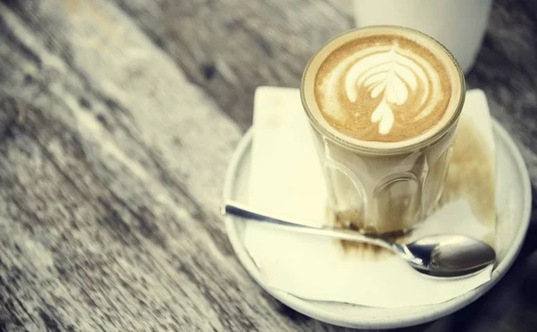 Latte kávé-kupa a táblázat — Stock Fotó