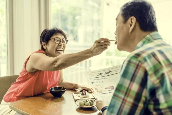 Pareja almorzando en el café — Foto de Stock