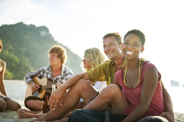 Människor njuta av beach party — Stockfoto