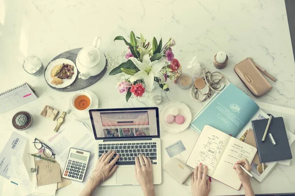 Mujeres trabajando juntas —  Fotos de Stock