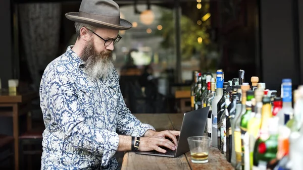 Bell'uomo che utilizza il computer portatile — Foto Stock