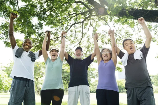 Sporting Senior Friends en el parque — Foto de Stock