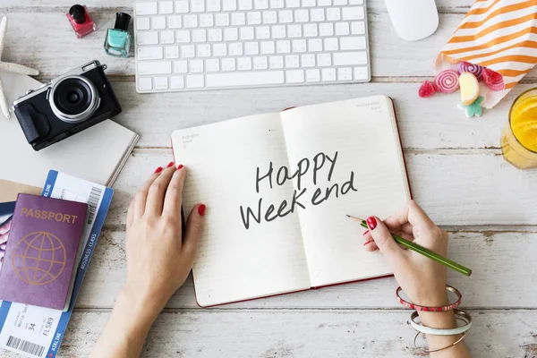 Günlüğe notlar yazan kadın