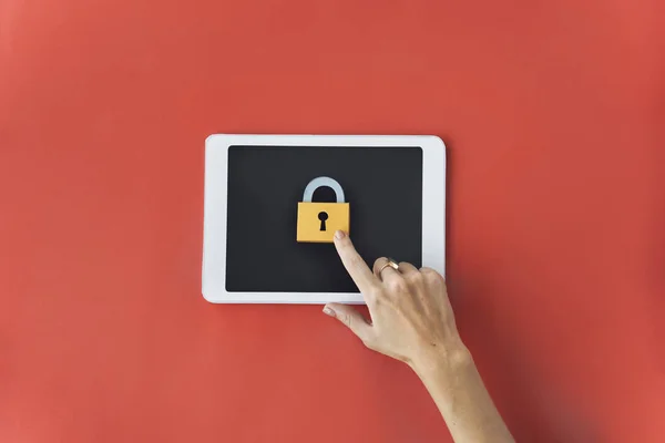 Mujer tocando pantalla tableta — Foto de Stock