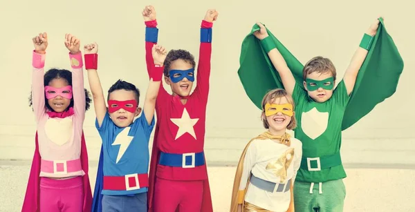 Superhjälte barn spelar tillsammans — Stockfoto