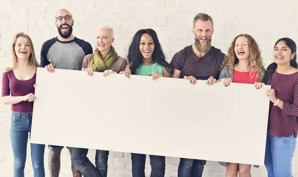 Personer innehar plakat — Stockfoto