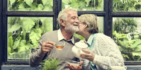 Casal de idosos bebendo chá — Fotografia de Stock