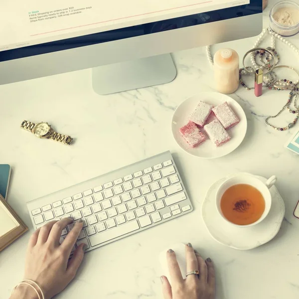 Mujer trabajando en la computadora — Foto de Stock