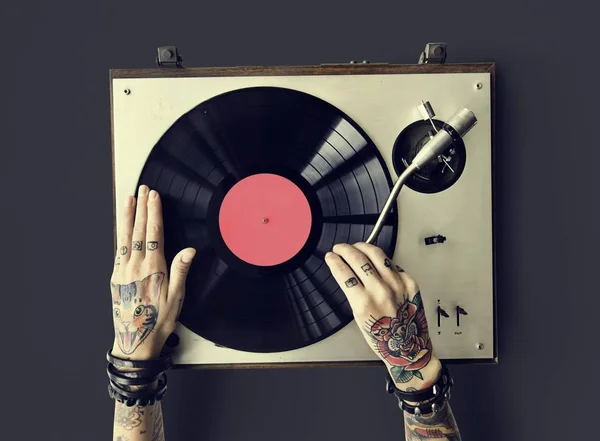 Mãos em tatuagens com vinil — Fotografia de Stock