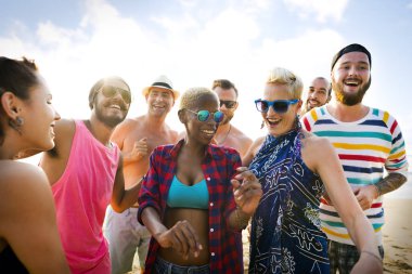 neşeli arkadaşları dışarı asılı 