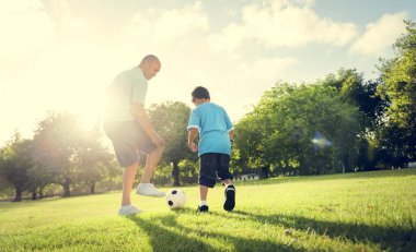 Baba ile çocuk oyun futbol 