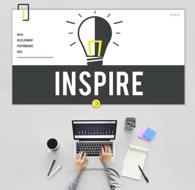 laptop ile çalışan kişi 