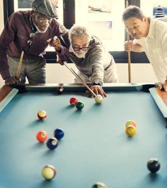 Bilardo oynayan arkadaşlar