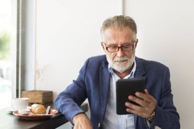 Dijital tablet kullanan kıdemli adam