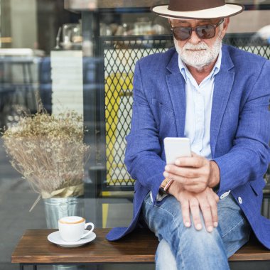 üst düzey yakışıklı kahve içme