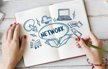 Günlüğe notlar yazan kadın