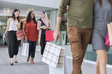 mutlu kadın alışveriş merkezi