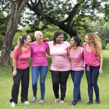 Kadınlar birbirlerine destek olurlar.