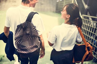 Öğrenciler üniformalı beraber yürüyelim 