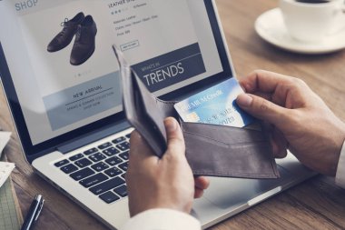 İnternetten alışveriş yapan adam