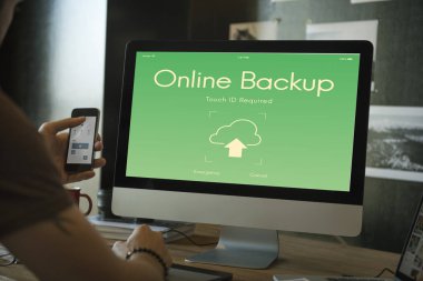 Bilgisayarda çalışan adam