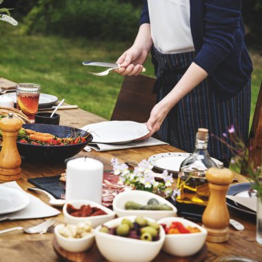 Akşam yemeği için tablo hazırlama kadın