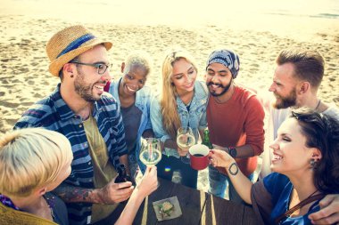 Sahilde içme insanlar