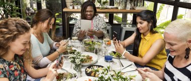 Kadınlar cihazlar tarama