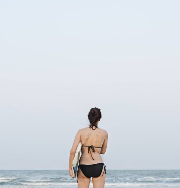 Kadın plajda surfboard ile 