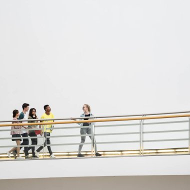 Üniversitede çeşitli genç öğrenciler