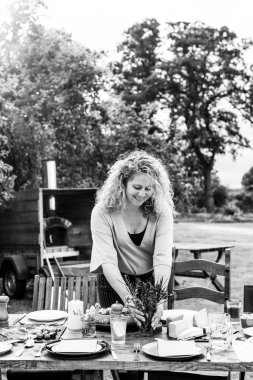 akşam yemeği için ev kadını hazırlama tablo