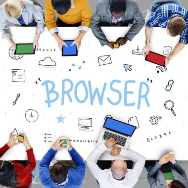 İş adamları birlikte çalışıyor.