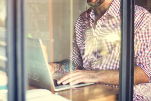 Uomo d'affari che utilizza laptop — Foto Stock