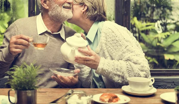 Casal de idosos bebendo chá — Fotografia de Stock