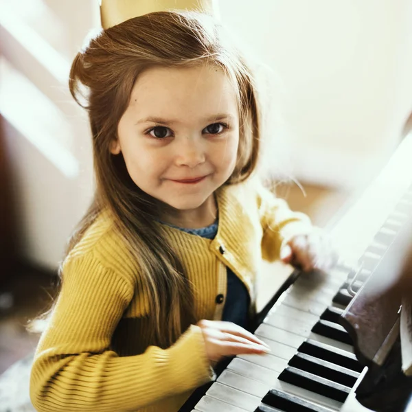 사랑 스러운 소녀 재생 피아노 — 스톡 사진