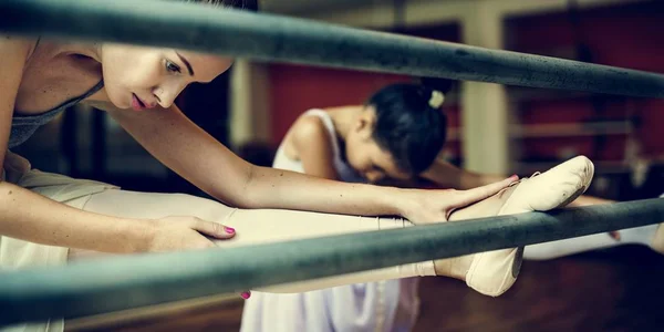 Ballerinas alongamento na escola de ballet — Fotografia de Stock