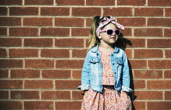Модная симпатичная маленькая девочка — стоковое фото