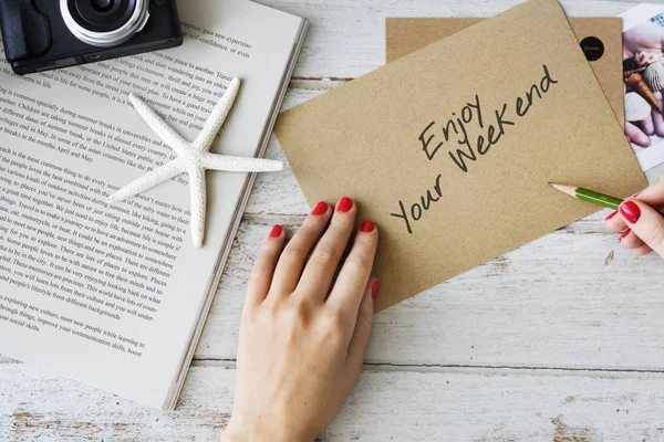 Vrouw wensen op briefkaart schrijven — Stockfoto