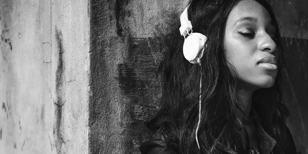 Mujer africana escuchando música — Foto de Stock