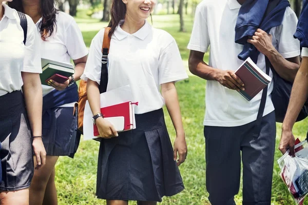 Rozmanité studenti ve škole uniformy — Stock fotografie