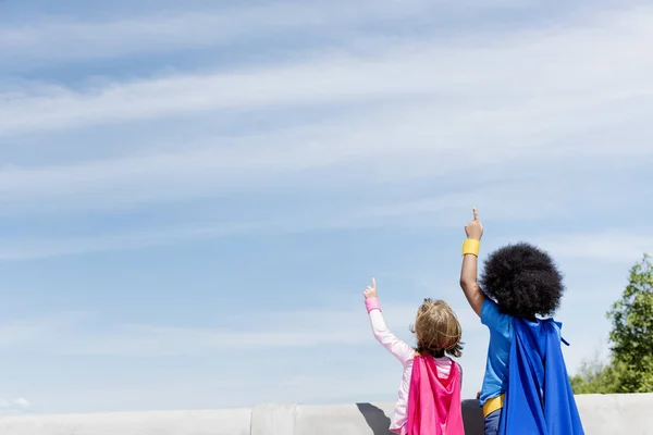 Super héroe alegre niños — Foto de Stock