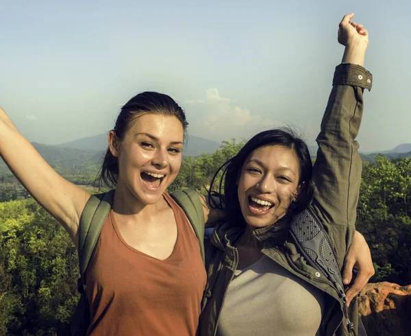 Teman-teman wanita muda wisatawan — Stok Foto