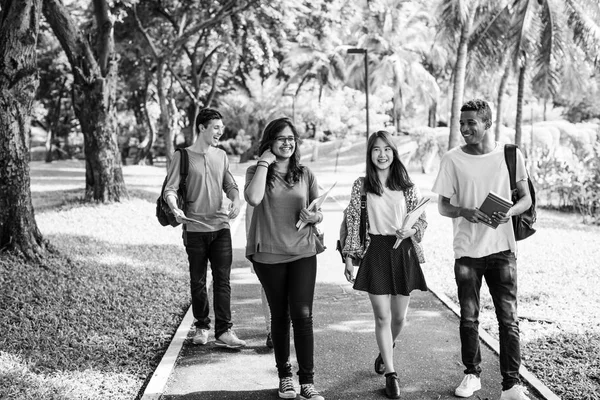 Estudantes diversos em Uniforme Universitário — Fotografia de Stock