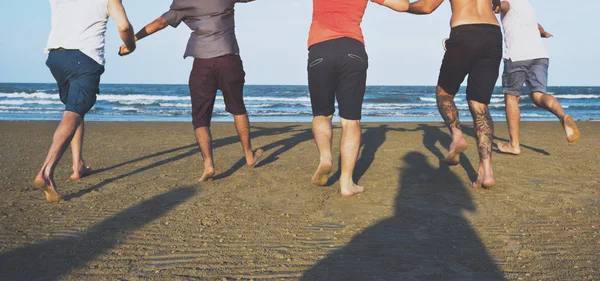 Giovani che corrono in mare — Foto Stock