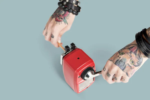 Händer i tatueringar med penna grafit — Stockfoto