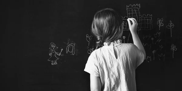 Menina desenho no quadro negro — Fotografia de Stock