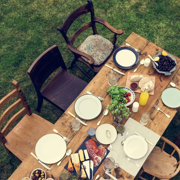 Mesa servida com comida para o almoço — Fotografia de Stock
